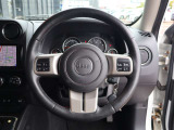 ステアリングまわりはシンプルで扱いやすいレイアウト。運転席から各種操作をスムーズに行える設計です。