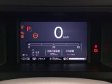 スピードメーターはこちら!すっきりとしたデザインで、昼間でも夜間でも見やすい設計になっています。