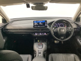 車内は光触媒抗菌消臭施工済です。スタイリッシュなデザインでスポーティなインパネ周りを演出します。グローブボックスやカップホルダーのほかにトレーなどたくさんの収納スペースが付いています。