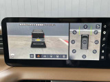 3Dでぐるっと見える。3Dビュー!人やクルマがどこから現れるか不安!そんな混雑する駐車場などで、周辺の状況が直感的にわかる立体的映像を表示。クルマの周囲がぐるっと見えるので、安心して発進できます。