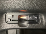 ハンドルの左下にETCがついています。高速道路の料金所の通過も楽々です。 カードの取り出しもしやすい場所についています。
