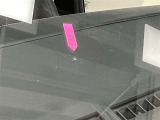 フロントガラスに飛び石キズがあるため、納車前の点検時にガラス交換対応させていただきます。