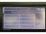 Bluetooth機能搭載。車とスマホやiPhoneをペアリングしておけばハンズフリー電話はもちろん、スマホやiPhone内の音楽を車のスピーカーで流すこともできますよ。