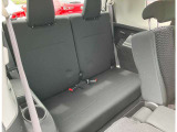 【サードシート】も使用感も少なくキレイな状態です!跳ね上げ、収納することによりお荷物置きのスペースとしてご使用いただけます♪