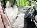 運転席まわりには十分なスペースがあり、大柄な方でもゆったり運転していただける環境です。