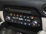 運転席・助手席にはシートヒーターを、またステアリングにもヒーターを内蔵。寒季節にも安全で快適な操作をサポートします。
