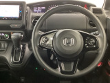 【ハンドル】運転にかかわる様々な操作を安全に行えるように視点移動が少なく操作性に配慮されたスイッチ類が凝縮されたコックピットです。