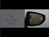 隣車線を走る車両をレーダーで検知し、ドアミラーでは確認しにくい後側方エリアに存在する車両に加え、急接近してくる車両も検知します。車両を検知するとドアミラーに搭載されたLEDインジケーターが点灯します。