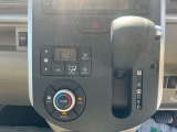 フルオートエアコンを標準装備。 好みの温度に設定しておけば、AUTOボタンひとつで快適な車内空間へ。 風の強さや温度、内外気の切り替えも自動で調整。