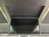 【13.2型有機ELフリップダウン】三列目からでも迫力のエンタメが観れる大画面フリップダウン。有機ELのモニターでは、一般的なフリップダウンよりも高コントラストでキレイな映像を楽しめます。