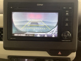 バックでの車庫入れも安心です! リアカメラが付いているバックモニター付のディスプレイオーディオを装備しております。操作線もついており距離感も画面から確認できます。