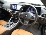 視線の先に自然と情報が集まり必要な操作へスムーズに手が届くBMWならではのコックピット。洗練されたデザインと上質な素材が調和し乗り込んだ瞬間からドライバーの走る歓びを日常に感じる空間です。
