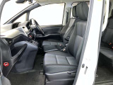 高いホールド性で運転姿勢が安定します。長距離ドライブでも疲れにくいのが魅力です。快適なドライビングライフをお送りください♪