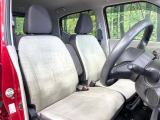 運転席まわりには十分なスペースがあり、大柄な方でもゆったり運転していただける環境です。