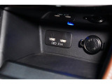 小物の収納に便利なセンタートレイには携帯等のデバイスの充電可能なUSB出力電源付です。