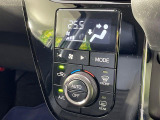【オートエアコン】一度お好みの温度に設定すれば、車内の温度を検知し風量や温度を自動で調整。暑い&hellip;寒い&hellip;と何度もスイッチ操作をする必要はありません。快適な車内空間には必須の機能ですね♪