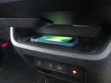 Qi規格対応スマートフォンのワイヤレス充電器装備です。お手軽に充電ができます
