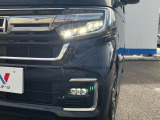 【LEDヘッドライト】悪天候や夜間走行時も良好な視界を確保し安心して運転できる高輝度LEDヘッドライトを装備!点灯速度が早く、消費電力も抑えられています。