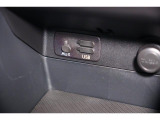 小物の収納に便利なセンタートレイには携帯等のデバイスの充電可能なUSB出力電源付です。
