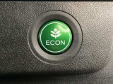 ECON モードをON にするとアクセルペダルの動きに対するエンジンの反応とエアコンの制御を切り換えることで、燃費のいい運転をするドライバーがペダルを踏んだ時と同じようにエンジンを制御します。