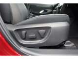 運転席にはパワーシートが付いております。パワーシートは指先1つで操作出来るためチカラの弱い女性の方でもシートに座ったまま操作出来ます♪