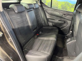 広々とした2列目シートは居住性が高く、居心地も快適!友達や家族とのお出かけにぴったりです。ベビーシートやチャイルドシート使用時も快適にお過ごしいただける十分な空間を確保しています。