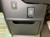 アクセサリーソケットはUSBのアダプターなどをつければ、スマホの充電にも使えます。周辺には物が置けるボックスがついています。