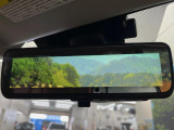 【スマートリヤビューミラー】後席の大きな荷物や同乗者で後方が確認しづらい時でも安心!カメラが撮影した車両後方の映像をルームミラー内に表示。クリアな視界で状況の確認が可能です!
