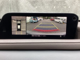 狭い場所での駐車やすれ違いなどでより的確な運転操作に役立つ360&deg;ビューモニターが装備されています。