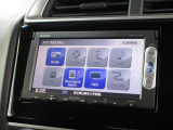 ナビゲーションは純正メモリーナビ(VXM-155VSi)を装着しております。AM、FM、CD、DVD再生、Bluetooth、ワンセグTVがご使用いただけます。初めて訪れた場所でも安心ですね!