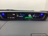 中央にデジタル表示のスピードメーターを配したハイブリット専用メーターになっています。左側のインフォメーション画面で燃費などの情報を確認できます。