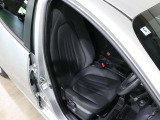 程よい硬さとホールド性が高いシートで長時間運転も快適です。