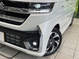 【LEDヘッドライト】悪天候や夜間走行時も良好な視界を確保し安心して運転できる高輝度LEDヘッドライトを装備!点灯速度が早く、消費電力も抑えられています。