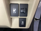ハンドルの右側にはヘットライトリベライザーとVSA(ABS+TCS+横滑り抑制)の解除スイッチがついています。ヘッドライトリベライザーは道路状況や積荷の加重に応じてライトの高さを調節できます。