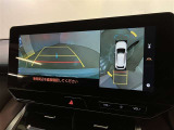 複数のカメラの映像をもとに、クルマを真上から見ているような映像をドライバーに提供し駐車をサポートする機能です。