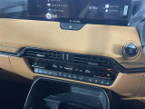【左右独立温度コントロール式フルオートエアコン(DUAL/SYNC)】運転席側と助手席側でそれぞれ自由に温度設定ができ、快適な風量やモードなどを自動調整します!