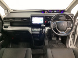 車内は光触媒抗菌消臭施工済です。スタイリッシュなデザインでスポーティなインパネ周りを演出します。グローブボックスやカップホルダーのほかにトレーなどたくさんの収納スペースが付いています。