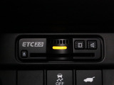 装備されているビルトインタイプのホンダ純正ETC車載器です。セットアップしてからご納車致します。ETCカードを差し込めば高速道路の出入り口ゲートを楽々通過出来ます。