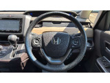 運転しやすいレイアウトのステアリングまわりです♪ 手元で各種操作ができる便利なステアリングスイッチを装備しております☆