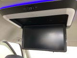 お子様や同乗者の方も飽きさせない後席用フリップダウンモニター付いてます。