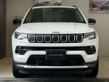 伝統のセブンスロットルグリルが一目でJeepと分かります。