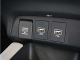 ◆USBチャージャー、12Vの電源ソケット◆使いやすい場所に装備されています。