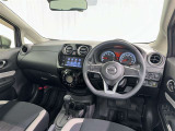 運転席まわりです。 各操作スイッチは使いやすい位置に配置されてます。
