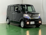 狭い駐車場でも、スライドドアならチャイルドシートへのお子さまの乗降や荷物の積載もスムーズ。とても便利な【両側電動スライドドア】ドアハンドを少し引くだけでリアドアが自動開閉します。