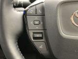 運転中、オーディオの操作をしてて、ハッとしたことはありませんか?ステアリングスイッチは、運転中でもハンドルでオーディオの操作が可能です。安全なドライブをサポートします。