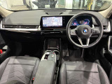 コックピットは、BMWらしくセンター・コンソールがドライバーに向けて傾けられた設計になっています。