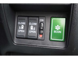 【パワースライドドアスイッチ】運転席から、後部座席の開け閉めが可能なボタンです!ワンプッシュで作動するので、手が塞がっている人などサポートに便利ですね♪