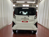 跳ね上げ式バックドアなので、雨天時の荷物の出し入れの際も濡れにくいです。