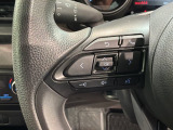 ステアリングにオーディオ操作スイッチが付いています。オーディオ画面に直接タッチしなくても操作が出来ますので、運転に集中できます。