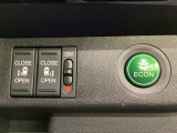 リアドアは乗り降りに便利な両側電動スライドドアです。また運転席に座っていながらスイッチ操作で自在にスライドドアを開け閉めできます。